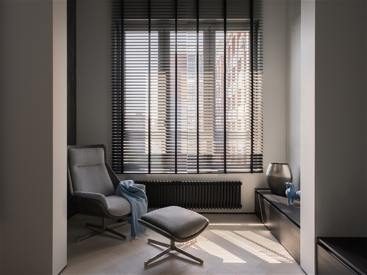 дизайн кабинета в стиле братализм со светлым деревянным полом
